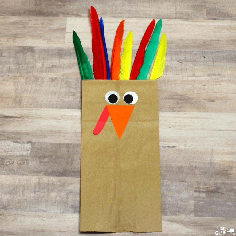 You’ve got to see these cute and easy crafts the entire family will love this Thanksgiving. These Thanksgiving crafts are a great way to teach your children gratitude during this holiday! There's no better way to practice being thankful than by making these adorable crafts with your kids before Thanksgiving dinner. #Thanksgiving #crafts