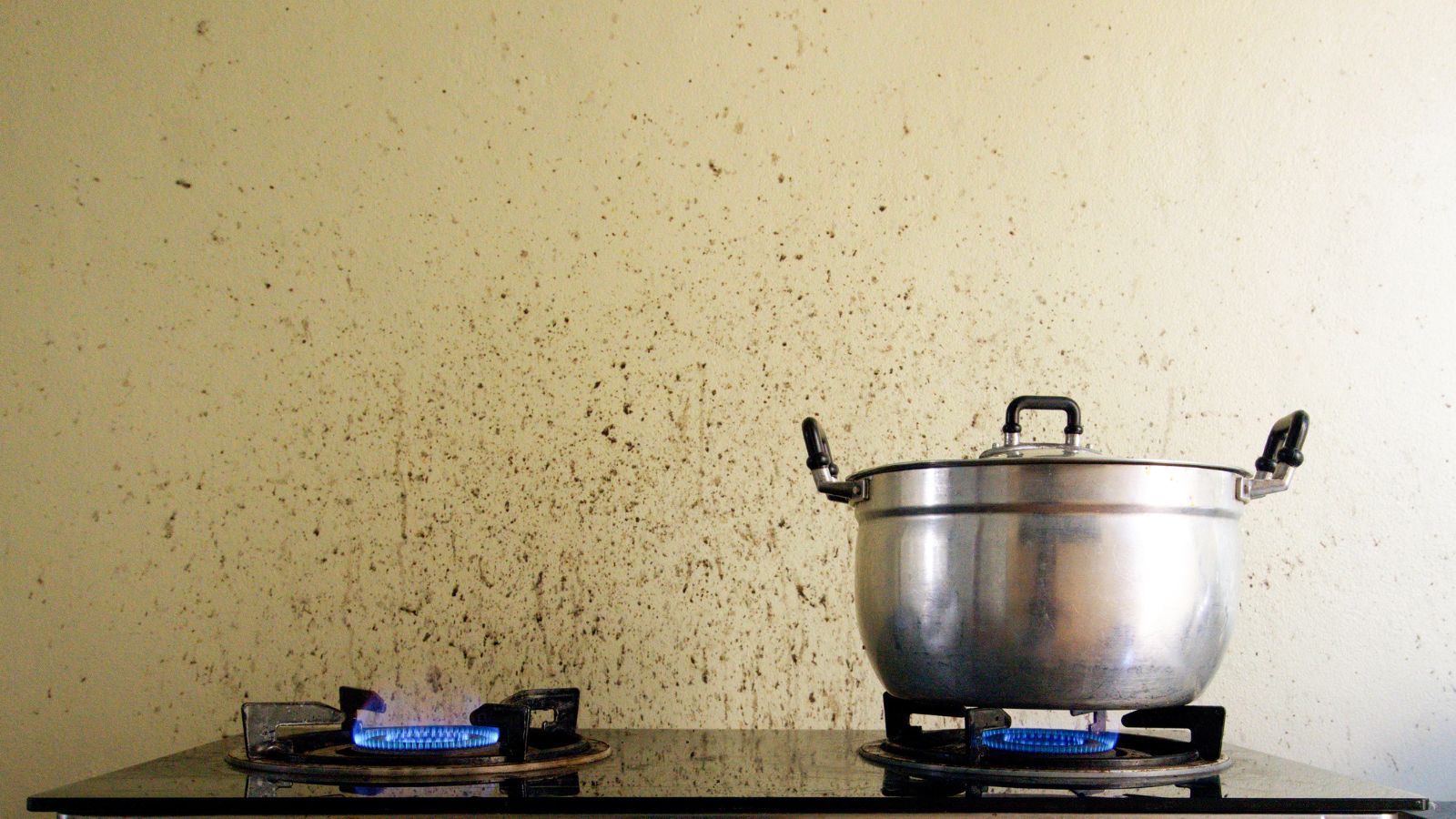 How to Remove Oil Stains from Walls Before Halloween Parties