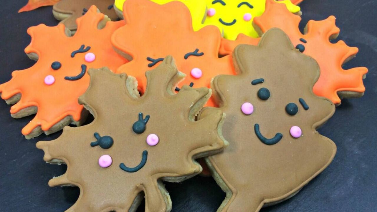 Adorable Kawaii Fall Leaf Cookies