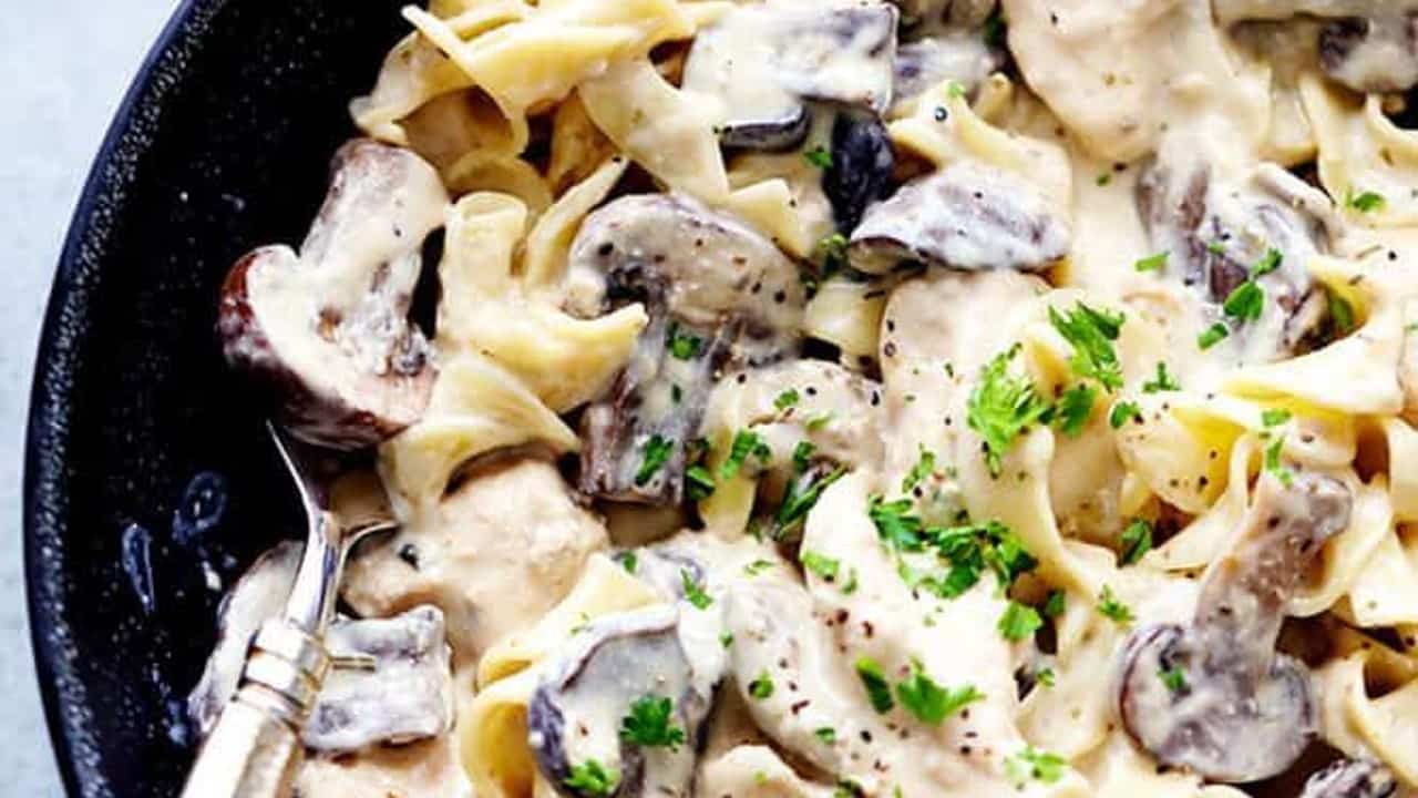 Slow Cooker Chicken and Mushroom Stroganoff